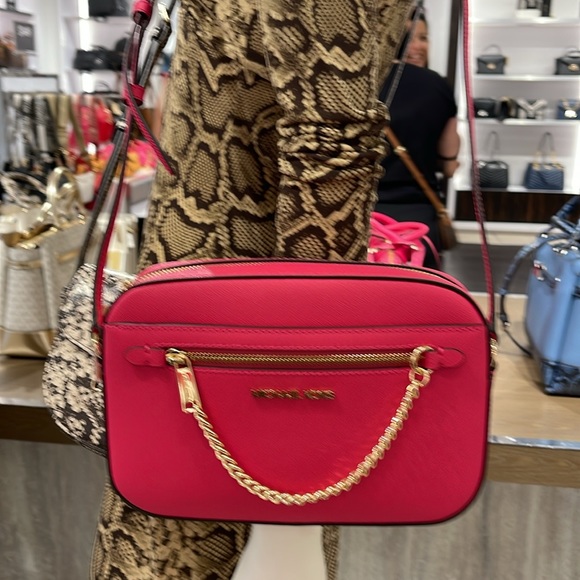 MICHAEL KORS
Jet Set Large Saffiano Leather Crossbody Bag
ELECTRIC PINK
NWT - Picture 15 of 16